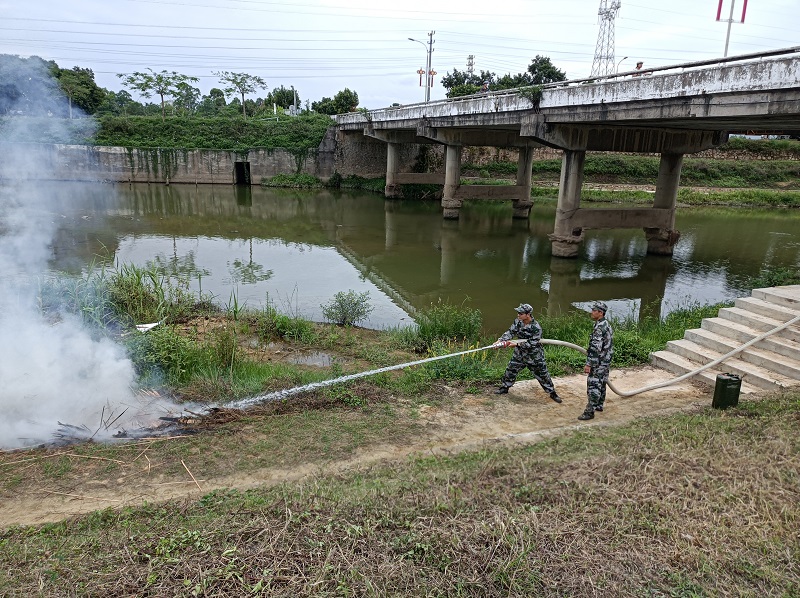 民兵应急队高压水泵灭火.jpg