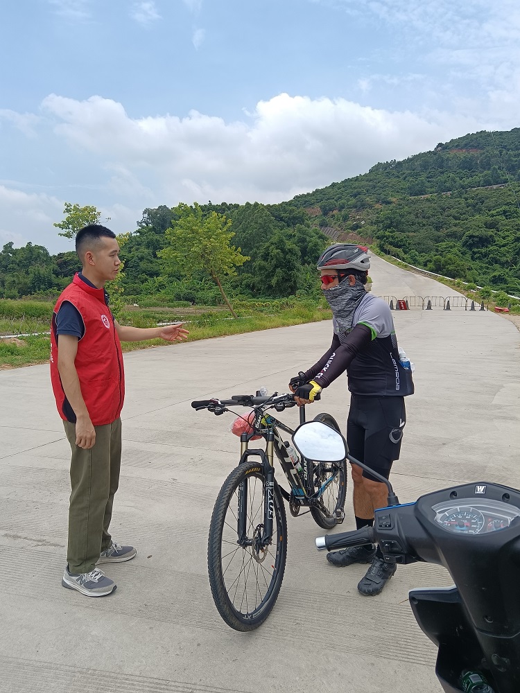 李锐宏到紫罗山上山口巡守，对上山驴友进行防风安全教育并劝返.jpg